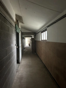 Bâtiment de 420m2 sur 2,9 hectares de terrain et bois.