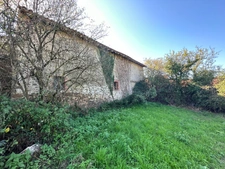 Ancienne fermette composée d’une maison est deux granges attenantes sur 9000m2 de terrain.