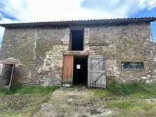Grange de 170m2 avec dépendance de 20m2 sur une parcelle de terrain d’une surface de 653m2.