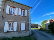 Maison et grandes granges et 54000 m2 de terrain avec étang 