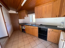 Maison en pierre  avec jardin deux garages et dépendances