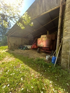 Ensemble immobilier en pierre avec 5000 m2 de terrain.