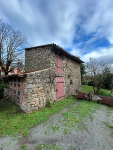 Maison individuelle en pierre de 126 m2 avec dépendances sur terrain de 2610 m2.
