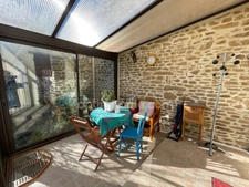 Maison de charme de 106 m2 habitable avec garages, atelier et jardin 