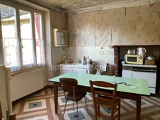 Ensemble immobilier en pierre avec 5000 m2 de terrain.