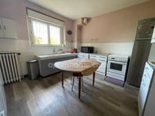 Maison de 3 chambres avec sous sol complet sur 837 m2 de terrain 