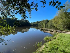Maison et grandes granges et 54000 m2 de terrain avec étang 