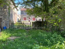 Ensemble immobilier en pierre avec 5000 m2 de terrain.