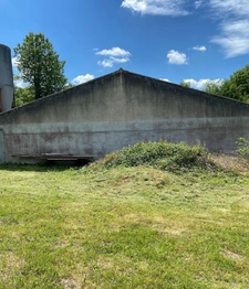 Bâtiment de 420m2 sur 2,9 hectares de terrain et bois.