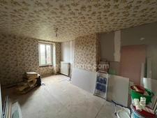 Maison individuelle en pierre de 126 m2 avec dépendances sur terrain de 2610 m2.