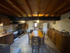 Maison de charme de 106 m2 habitable avec garages, atelier et jardin 