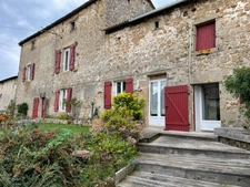 Corps de ferme avec deux granges et dépendances sur 3325m2 attenant. 