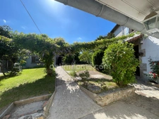 Maison en pierre  avec jardin deux garages et dépendances