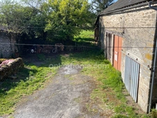 Ensemble immobilier en pierre avec 5000 m2 de terrain.