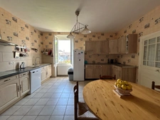 Maison de caractère de 193m2 avec 4 chambres garage et grandes dépendances.