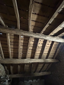 Maison individuelle en pierre de 126 m2 avec dépendances sur terrain de 2610 m2.