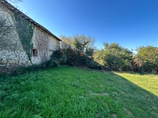 Ancienne fermette composée d’une maison est deux granges attenantes sur 9000m2 de terrain.