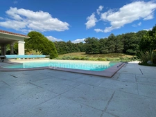Très belle Propriété de  6,7hectares avec maison de plain-pied de 200m2, plan d'eau, gîte et dépendances 