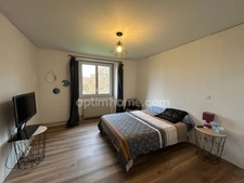 Maison individuelle en pierre de 126 m2 avec dépendances sur terrain de 2610 m2.