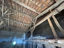 Ancienne fermette composée d’une maison est deux granges attenantes sur 9000m2 de terrain.