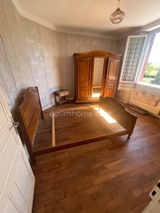 Ensemble immobilier en pierre avec 5000 m2 de terrain.