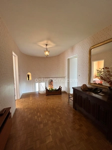 Très grande maison de caractère de 250m2 avec 8 chambres sur un beau parc de 2440m2.