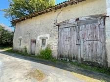 Maison en pierre de 77 m2 à rénover avec grange et jardin