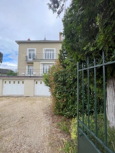 Belle maison individuelle de village de 115 m2 avec jardin et double garage.