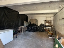 Maison et grandes granges et 54000 m2 de terrain avec étang 