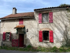 Maison en pierre à rénover avec grange et jardin