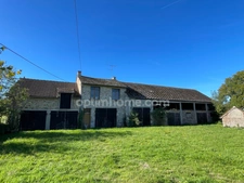 Maison et grandes granges et 54000 m2 de terrain avec étang 