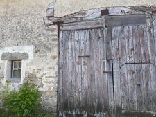 Maison en pierre de 77 m2 à rénover avec grange et jardin