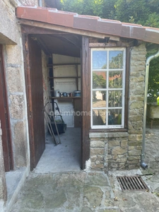 Maison en pierre  avec jardin deux garages et dépendances