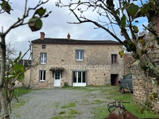 Maison individuelle en pierre de 126 m2 avec dépendances sur terrain de 2610 m2.