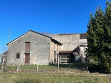 Maison de charme de 106 m2 habitable avec garages, atelier et jardin 