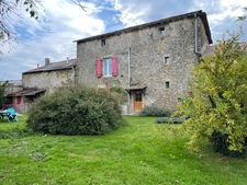 Corps de ferme avec deux granges et dépendances sur 3325m2 attenant. 