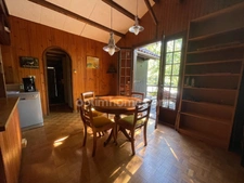 un chalet au bord de l'eau 
