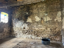 Grange de 170m2 avec dépendance de 20m2 sur une parcelle de terrain d’une surface de 653m2.