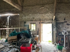 Maison en pierre de 77 m2 à rénover avec grange et jardin