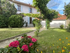 Maison en pierre  avec jardin deux garages et dépendances