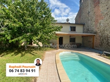 Maison de  bourg de 95m2, 3 chambres sur parcelle de 360m2 avec piscine et garage.
