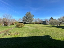 Maison de plain-pied située à Chateauponsac (87290), implantée sur un terrain de 2180m² clos. 