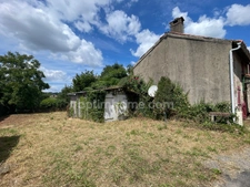 Maison en pierre à rénover avec grange et jardin