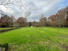 Maison individuelle en pierre de 126 m2 avec dépendances sur terrain de 2610 m2.