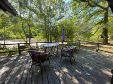 un chalet au bord de l'eau 