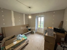 Maison individuelle en pierre de 126 m2 avec dépendances sur terrain de 2610 m2.
