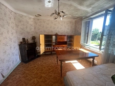 Ensemble immobilier en pierre avec 5000 m2 de terrain.