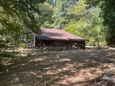 un chalet au bord de l'eau 