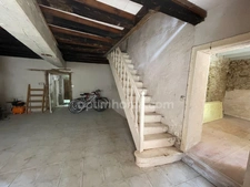 Maison en pierre à rénover avec grange et jardin