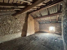 Ancienne fermette composée d’une maison est deux granges attenantes sur 9000m2 de terrain.